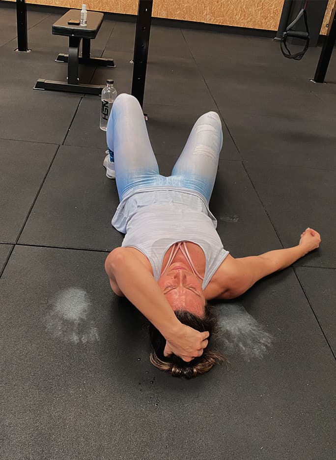Atleta recuperando en el suelo tras una sesión