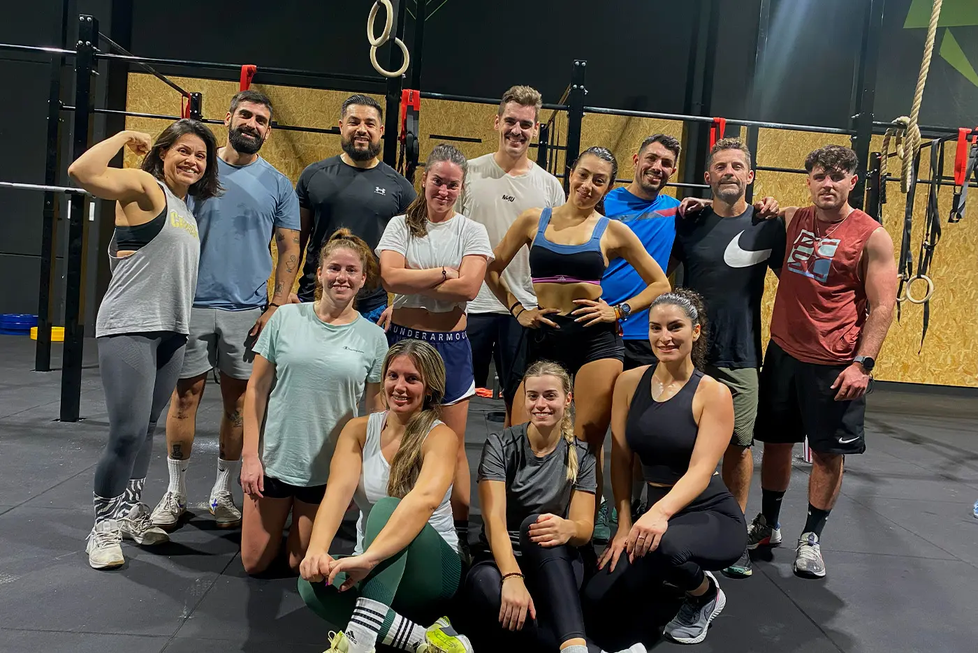 Grupo de la comunidad entrenando en Fit Box